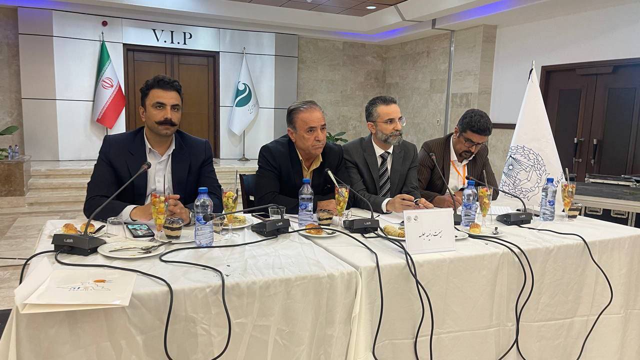 جلسه هیات عمومی با ریاست آقای پارسا بعنوان رییس و اقایان امانی و دکتر سیامک آرینپور بعنوان ناظر و آقای بهزاد نیا دبیر جلسه آغاز گردید